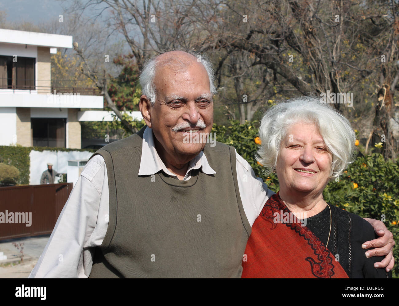 (DATEI) Ein Archivfoto vom 28. Januar 2012 zeigt Autor Jamil Ahmad und seine Frau Helga Pose auf dem Balkon seines Hauses in Islamabad, Pakistan. Der 80 Jahre alte pakistanische Autor nur hatte seinen Durchbruch mit dem Buch "The Wandering Falcon." Er bedankt sich bei seiner bayerischen Frau Helga, die das Manuskript über Jahrzehnte aufbewahrt. Das Buch ist jetzt in deutscher Übersetzung herausgegeben von Hoffmann und Campe erscheinen. Foto: CAN MEREY Stockfoto