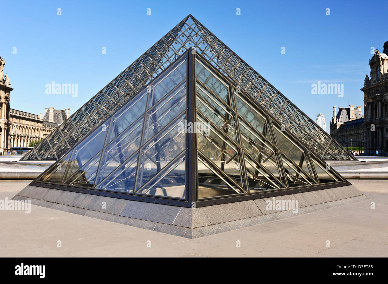 Glas Pyramide im Louvre Museum in Paris, Frankreich Stockfotografie - Alamy