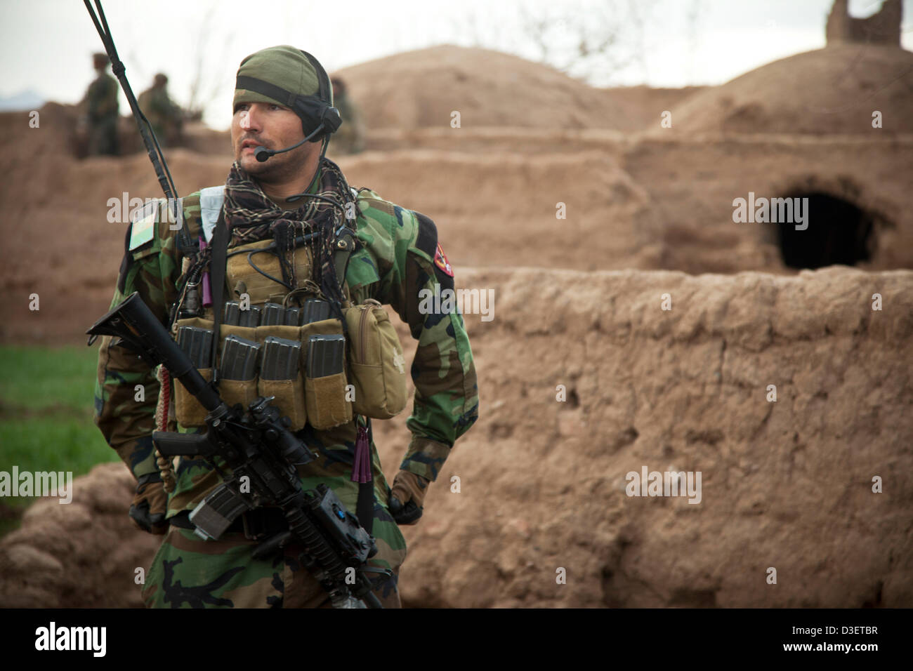 Afghan National Army Special Forces Soldat während einer Bekämpfung Patrouille 17. Februar 2013 in der Provinz Herat, Afghanistan. Präsident Barack Obama kündigte während der Staat der Union, dass die Hälfte die US-Force in Afghanistan von Anfang 2014 zurückziehen wird. Stockfoto