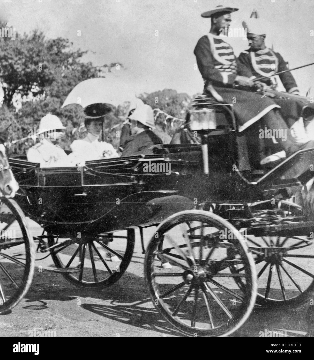 Britische Beamte sitzen in einer Pferdekutsche, angetrieben von zwei burmesische Männer, ca. 1906 Stockfoto