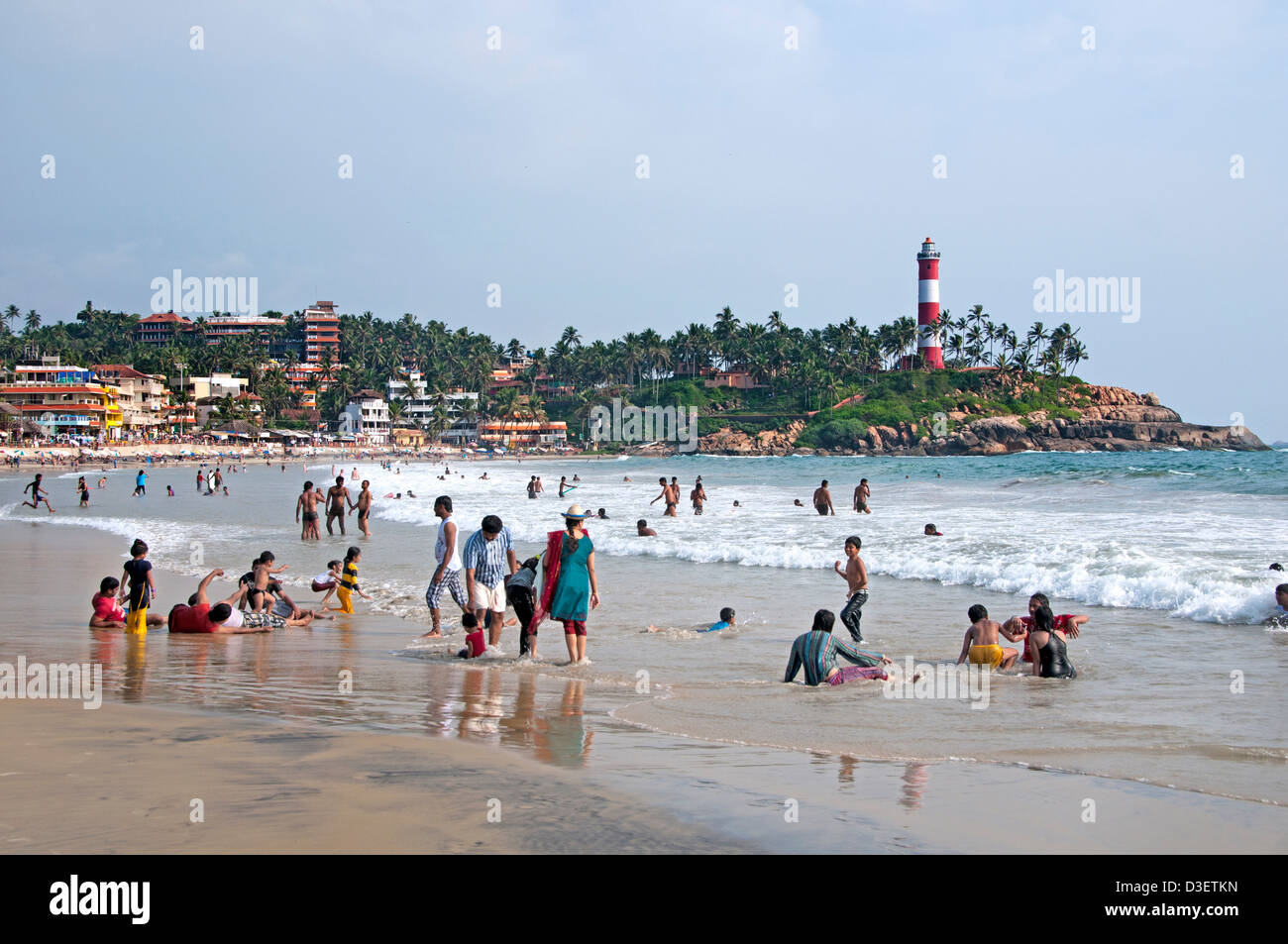 Kovalam Beach Kerala Indien indische Meer Menschen Wasser Leuchtturm pharos Stockfoto