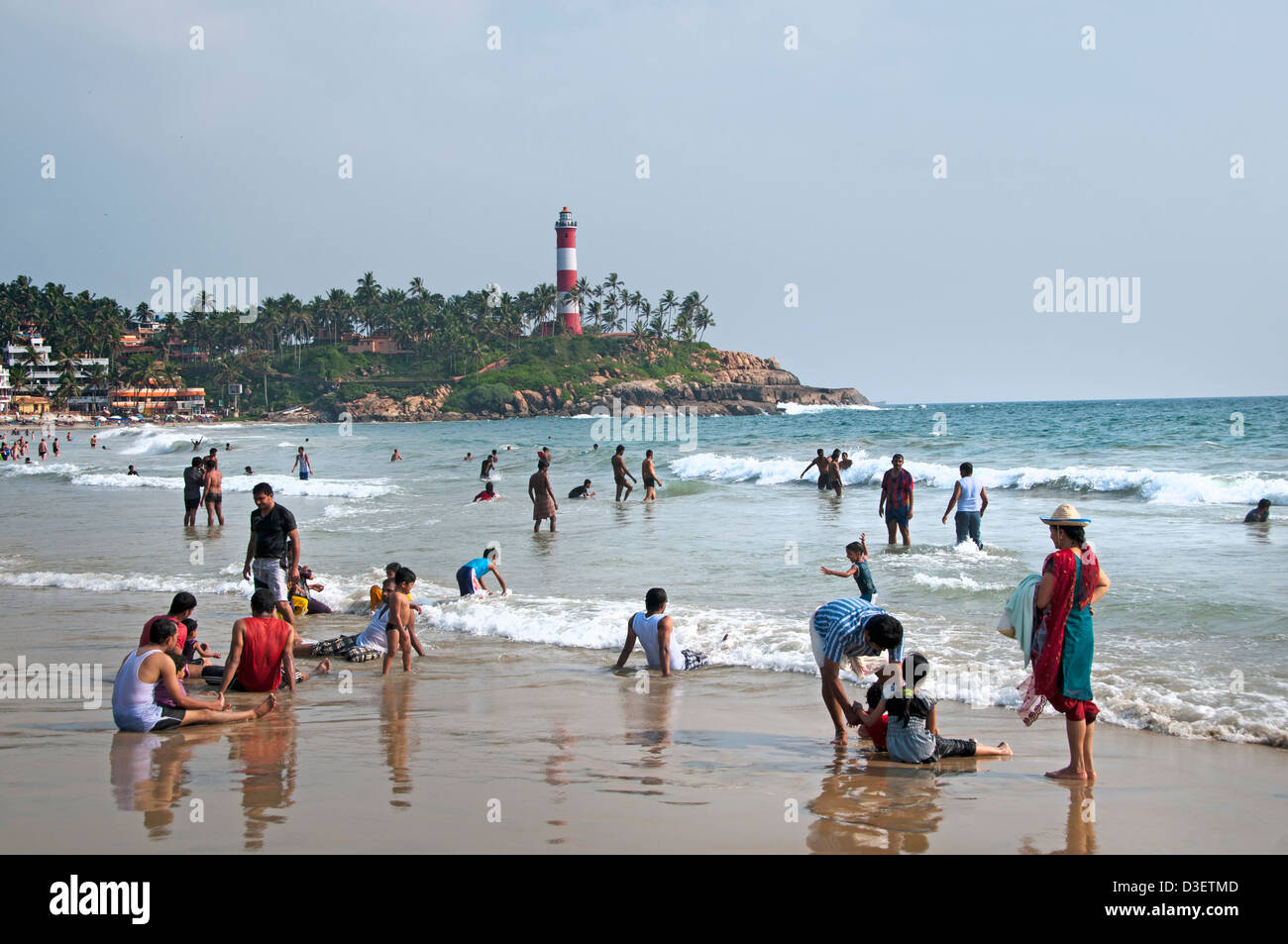 Kovalam Beach Kerala Indien indische Meer Menschen Wasser Leuchtturm pharos Stockfoto