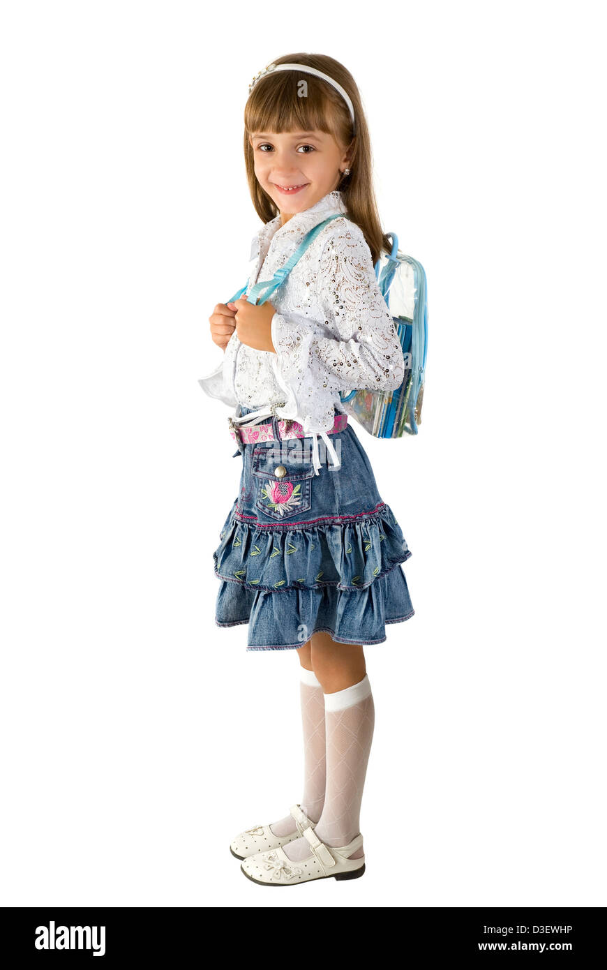 Das kleine Mädchen in einem Jeansrock mit einem Rucksack Stockfoto