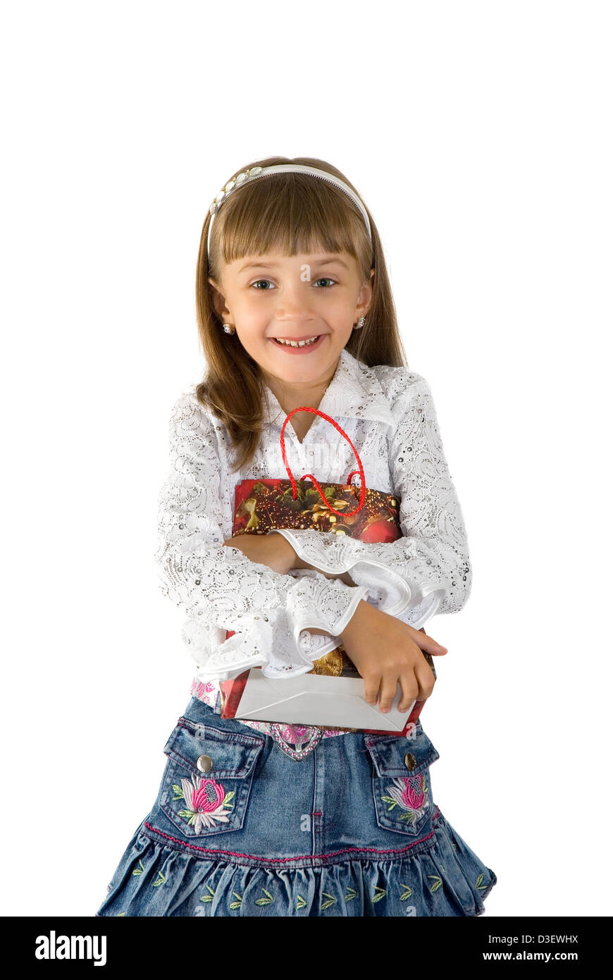 Das kleine Mädchen Verschluss an der Brust eine Box mit einem Geschenk Stockfoto