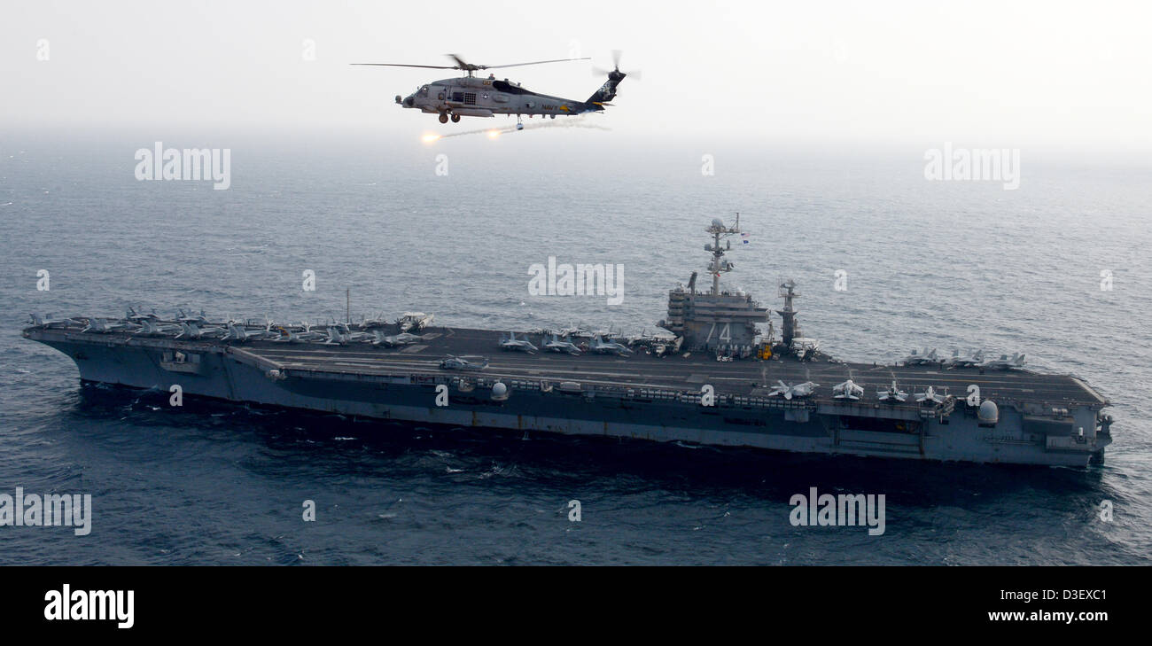 Luftbild der US-Marine MH-60R Sea Hawk Helikopter starten Anti-Rakete-Fackeln in der Nähe des Flugzeugträgers USS John C. Stennis 15. Februar 2013 auf Patrouille in das Arabische Meer. Stockfoto