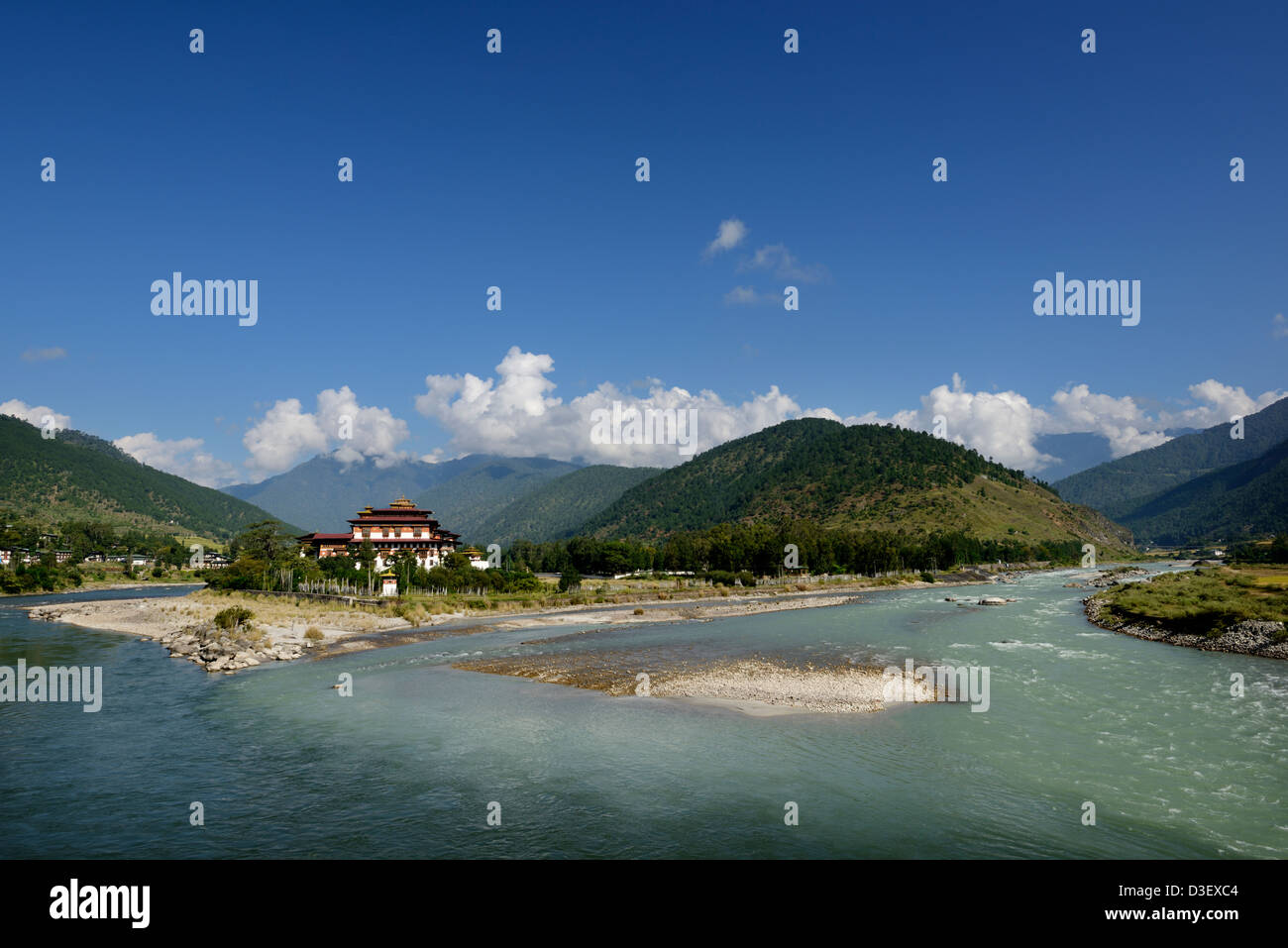 Punakha Dzong, eine schöne Festung zwischen zwei großen Flüssen, die herrliche Lage der ehemaligen Hauptstadt, Bhutan, 36MPX, HI-RES Stockfoto