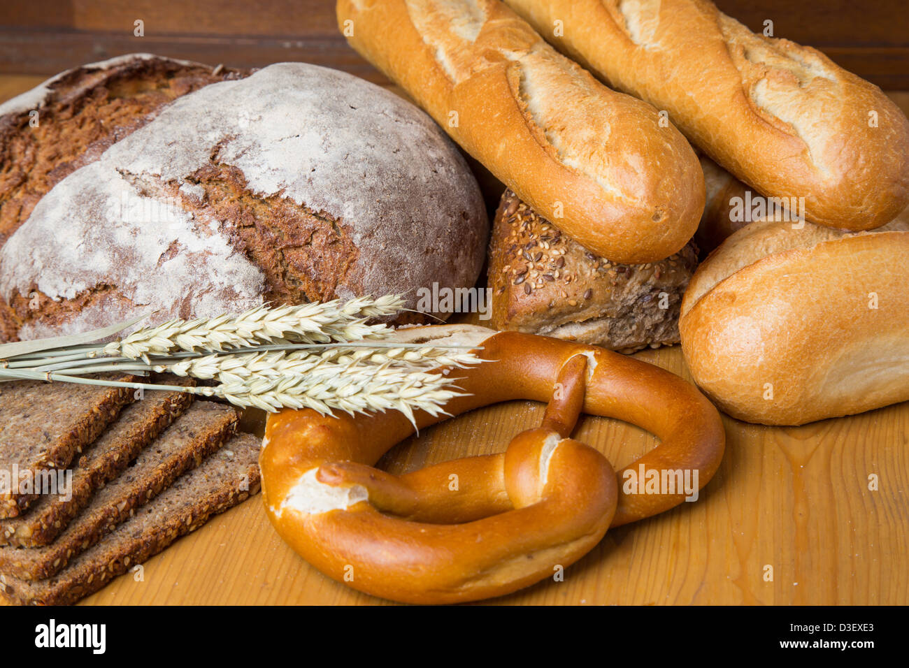 Verschiedene Arten von Backwaren, solch ein Loarf Brot, Brezel, Vollkornbrot und Brötchen Stockfoto