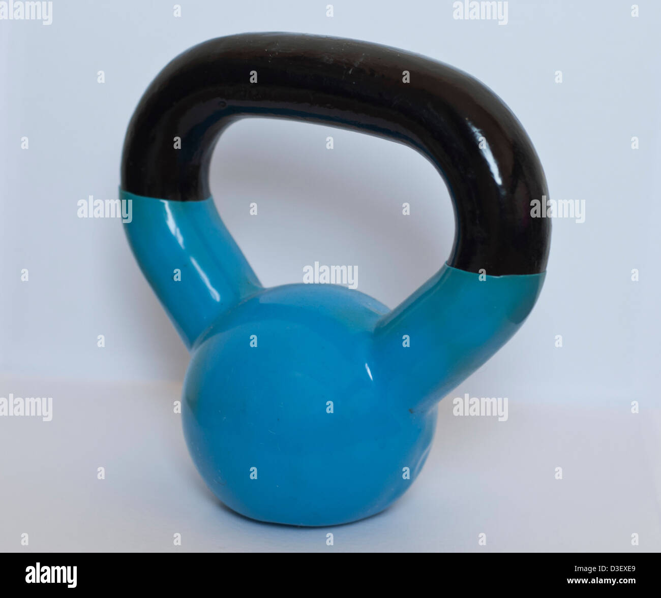 Blaue Kettlebell Gewicht vor weißem Hintergrund Stockfoto