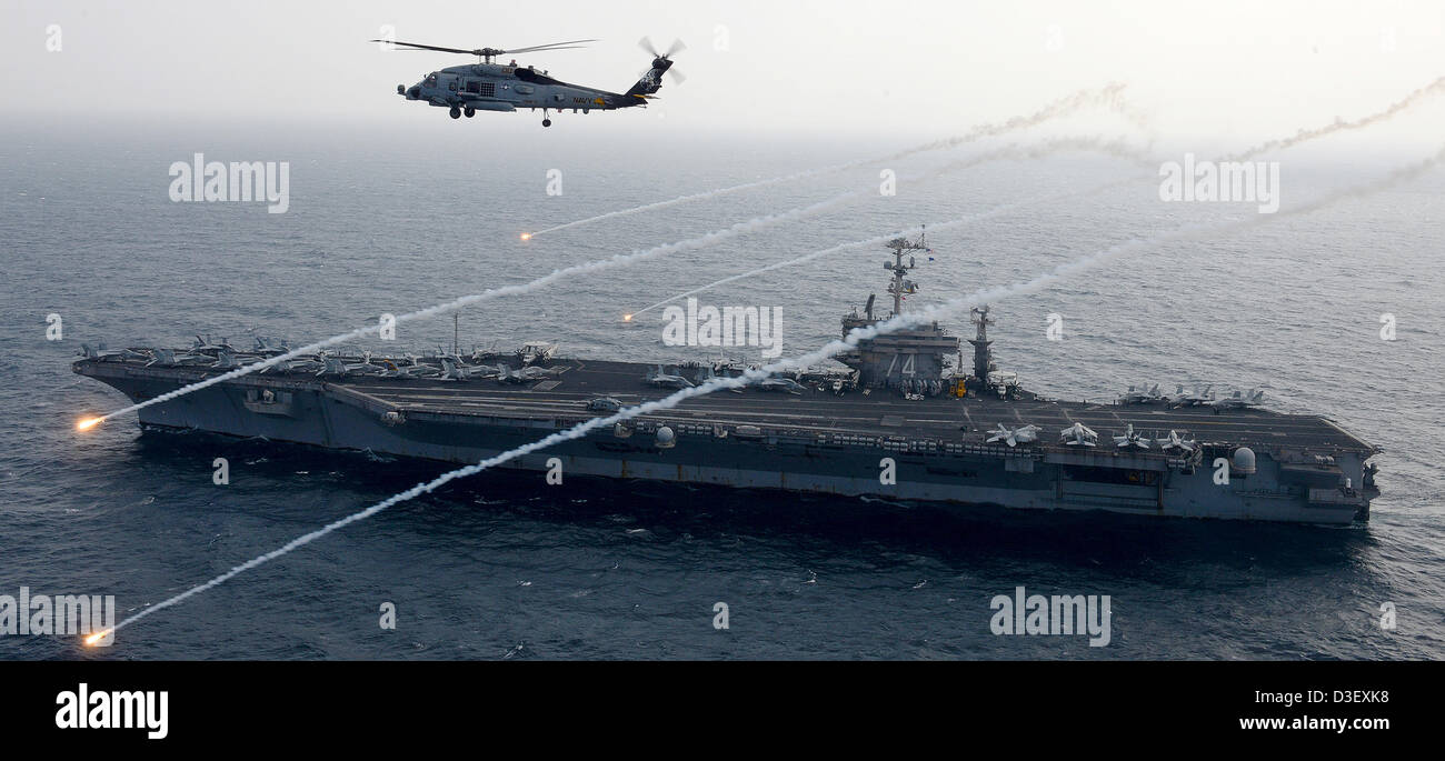 Luftbild der US-Marine MH-60R Sea Hawk Helikopter starten Anti-Rakete-Fackeln in der Nähe des Flugzeugträgers USS John C. Stennis 15. Februar 2013 auf Patrouille in das Arabische Meer. Stockfoto