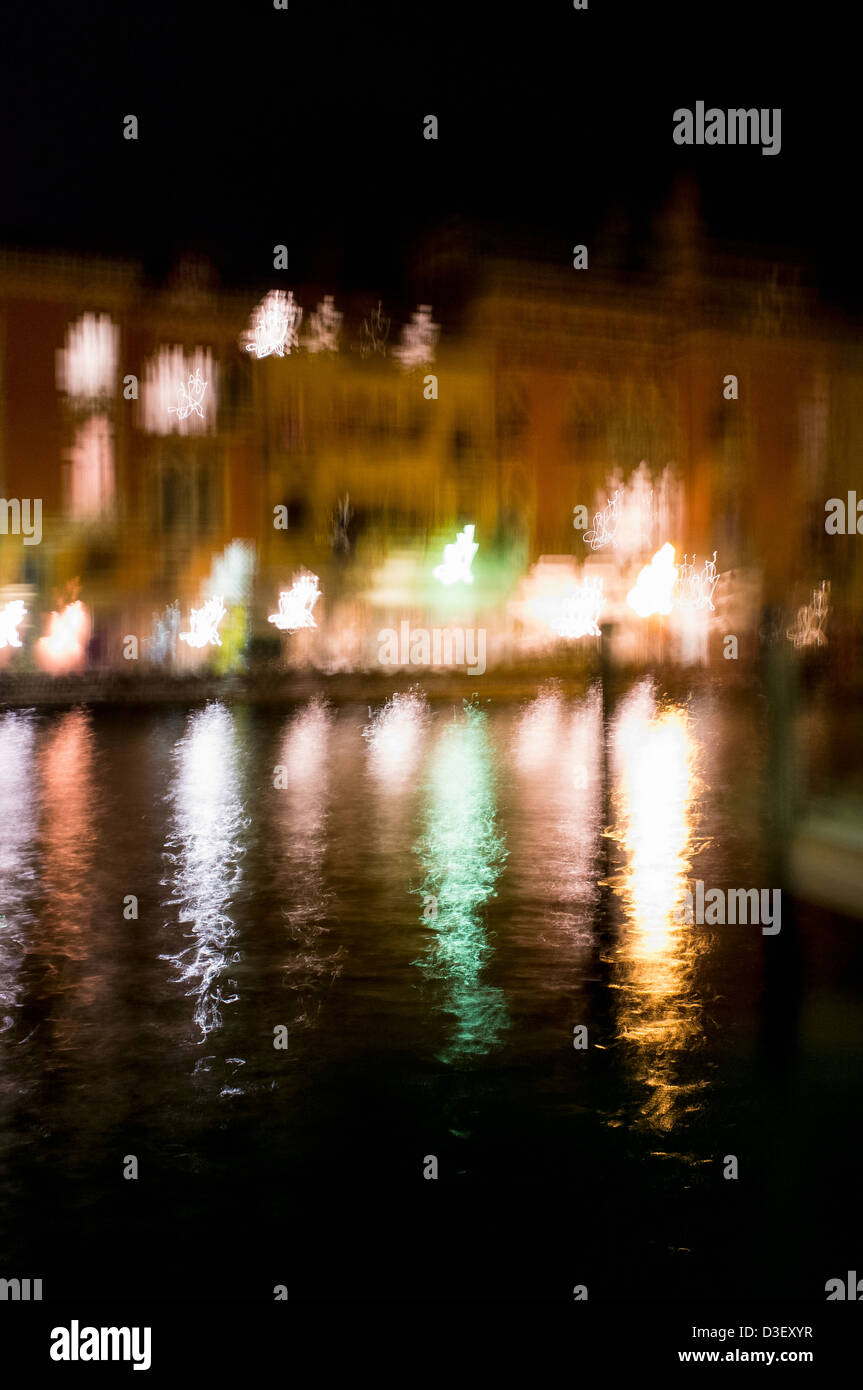 Impressionistische Night Time-Ansicht der Gebäude mit reflektiertem Licht über den Canal Grande Venedig Stockfoto