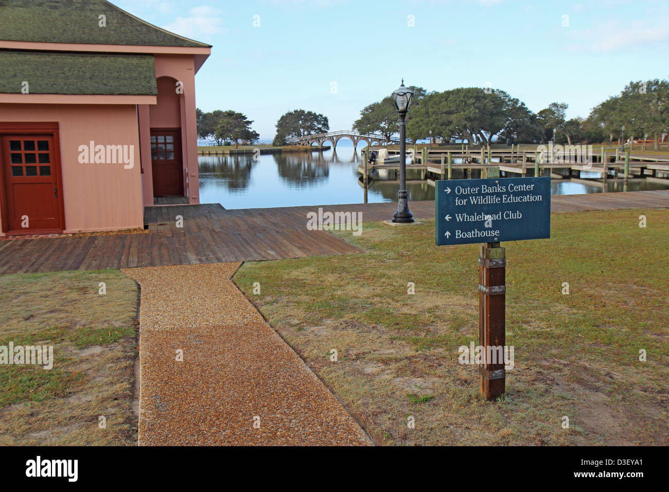 Richtungsanzeiger auf dem Gelände Currituck Heritage Park in der Nähe von Corolla, North Carolina Stockfoto
