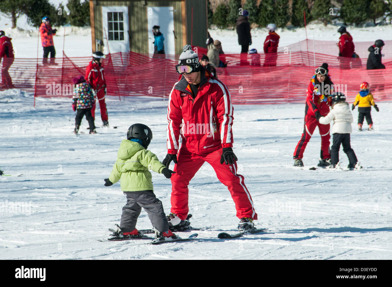 Ersten Skikurs von Alix, ein dreijähriger aus Montreal, die kam mit seinen Eltern für seine ersten privaten Skikurs The Ski Saint Bruno Station öffnen seit 1965 500 000 Studenten, die ihre Ski Abitur hat. Stockfoto