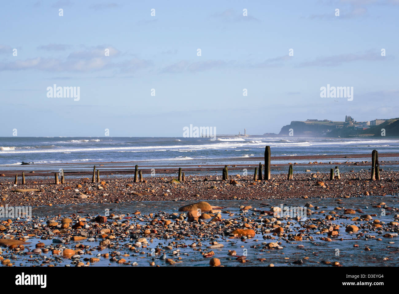 Whitby und Abtei gesehen vom Strand Whitbys, North Yorkshire, England Stockfoto