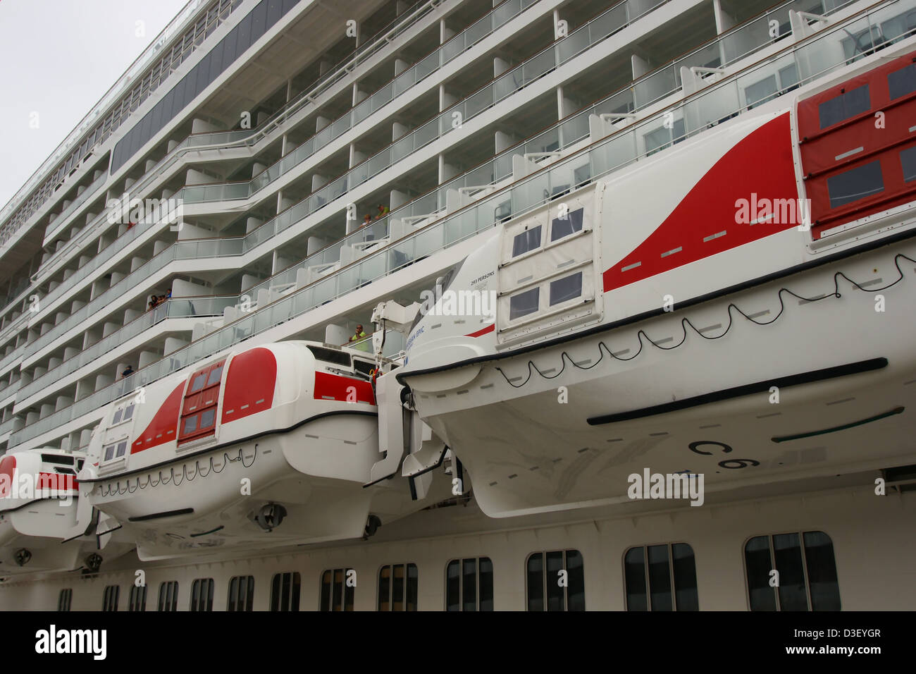 Rettungsboote auf einem Kreuzfahrtschiff Stockfoto