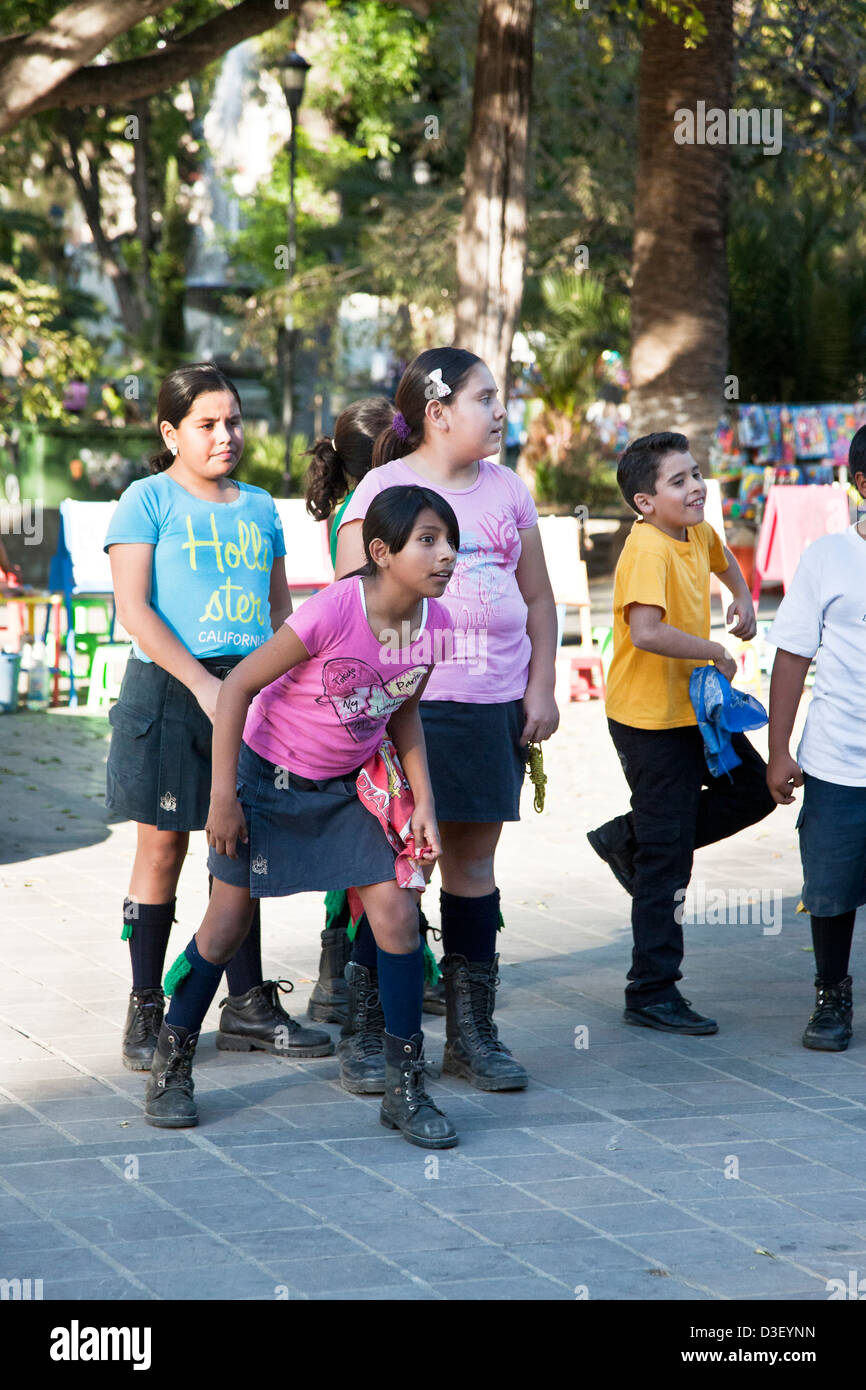 begierig Pre Teen Tween Mädchen & Pfadfinder Pfadfinder warten auf Signal unisex ein vierbeiniger Staffellauf in Llano Park Oaxaca Mexico starten Stockfoto