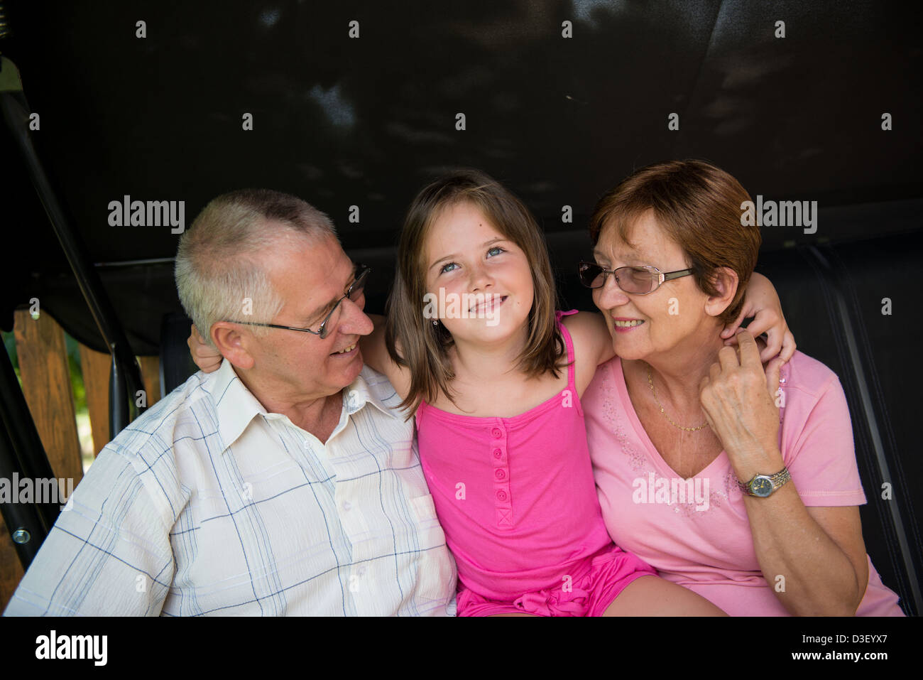 Porträt von Großeltern mit Enkelkind (kleines Mädchen) Stockfoto