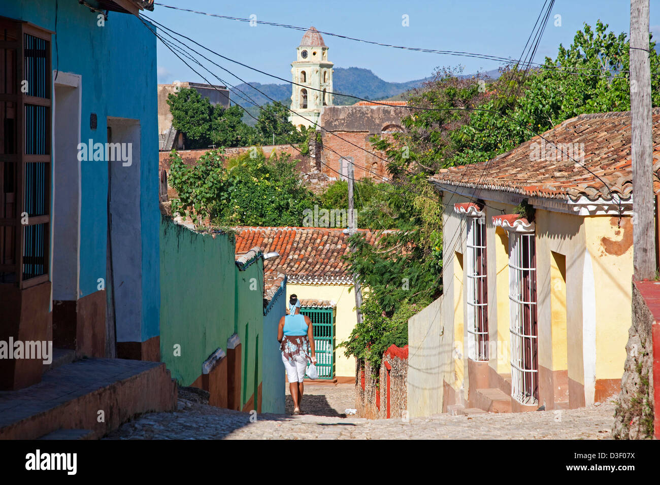 Pastellfarben Häuser mit Gitter und Glockenturm der Iglesia y Convento de San Francisco in Trinidad, Kuba Stockfoto
