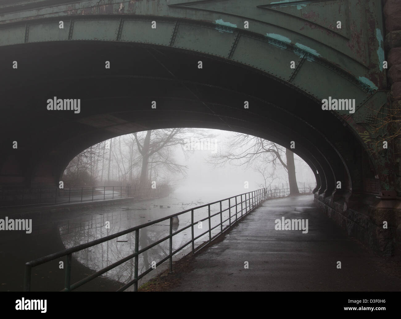 Nebligen Morgen entlang der Wasserstraße im Prospect Park in Brooklyn, New York. Stockfoto