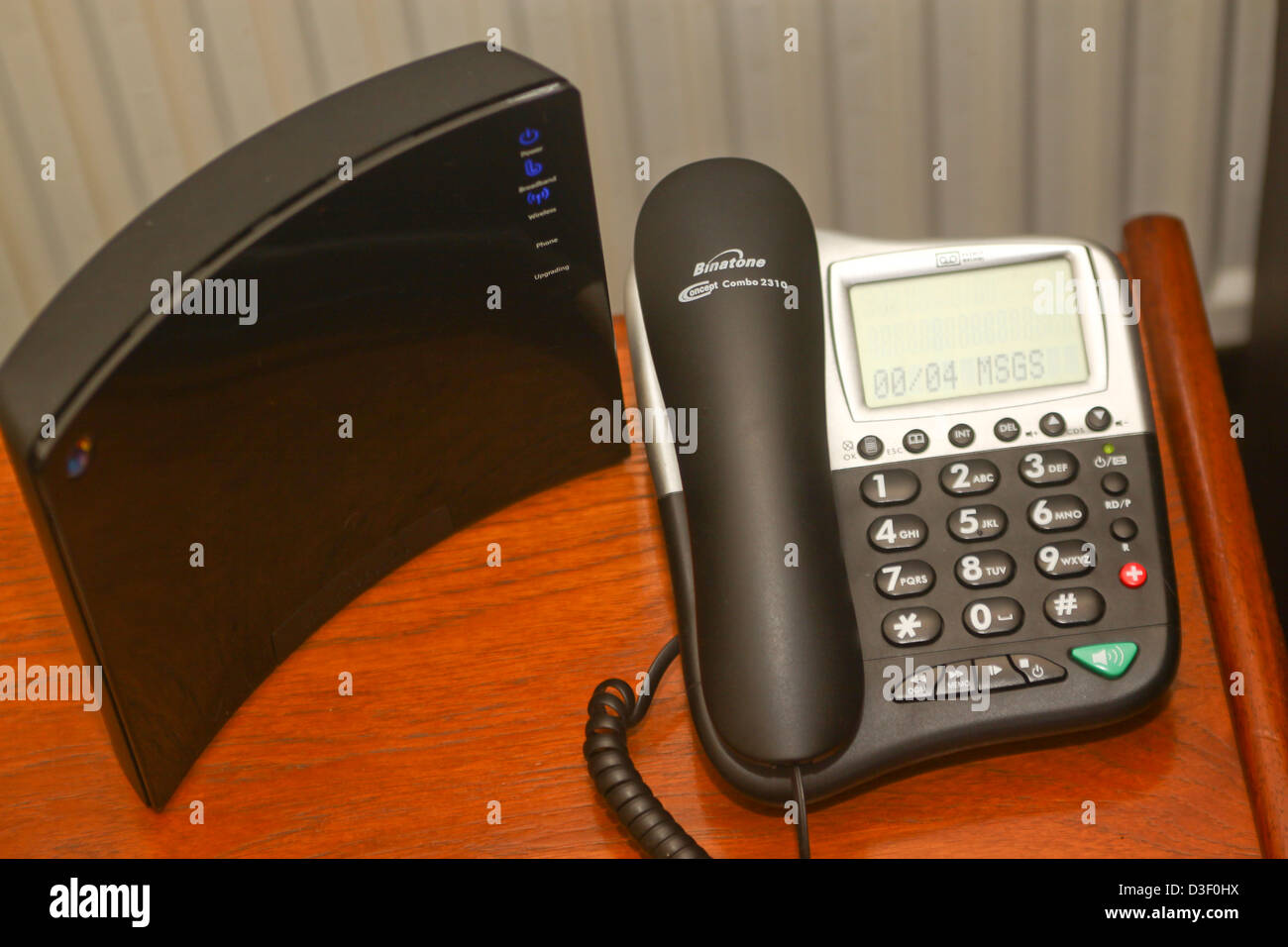 BT Homehub 2 Modem Router und Binatone-Telefon und Anrufbeantworter Stockfoto