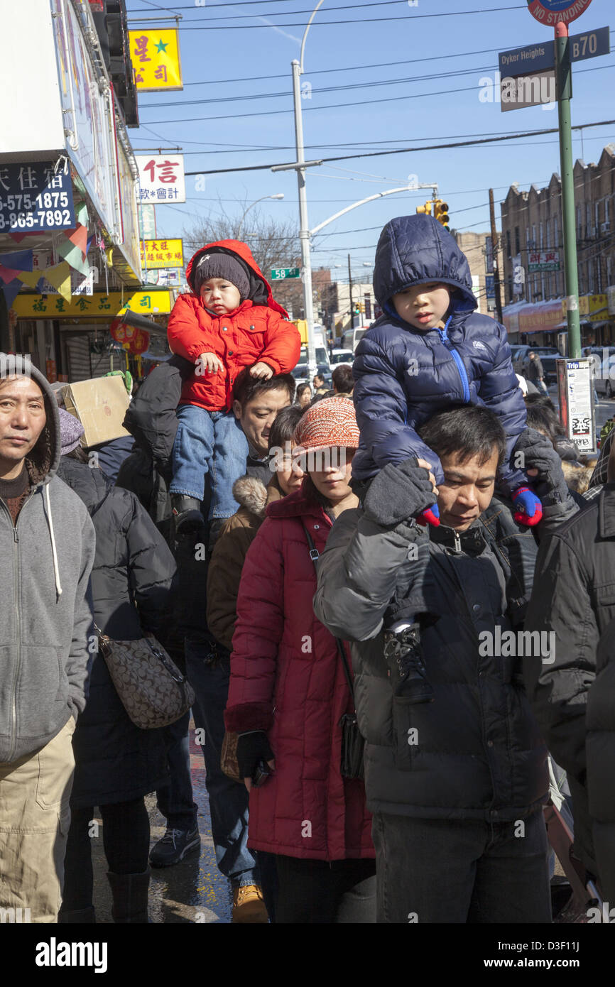 Die Bürgersteige sind in Chinatown, Brooklyn, NY während Chinese New Year überfüllt. Stockfoto