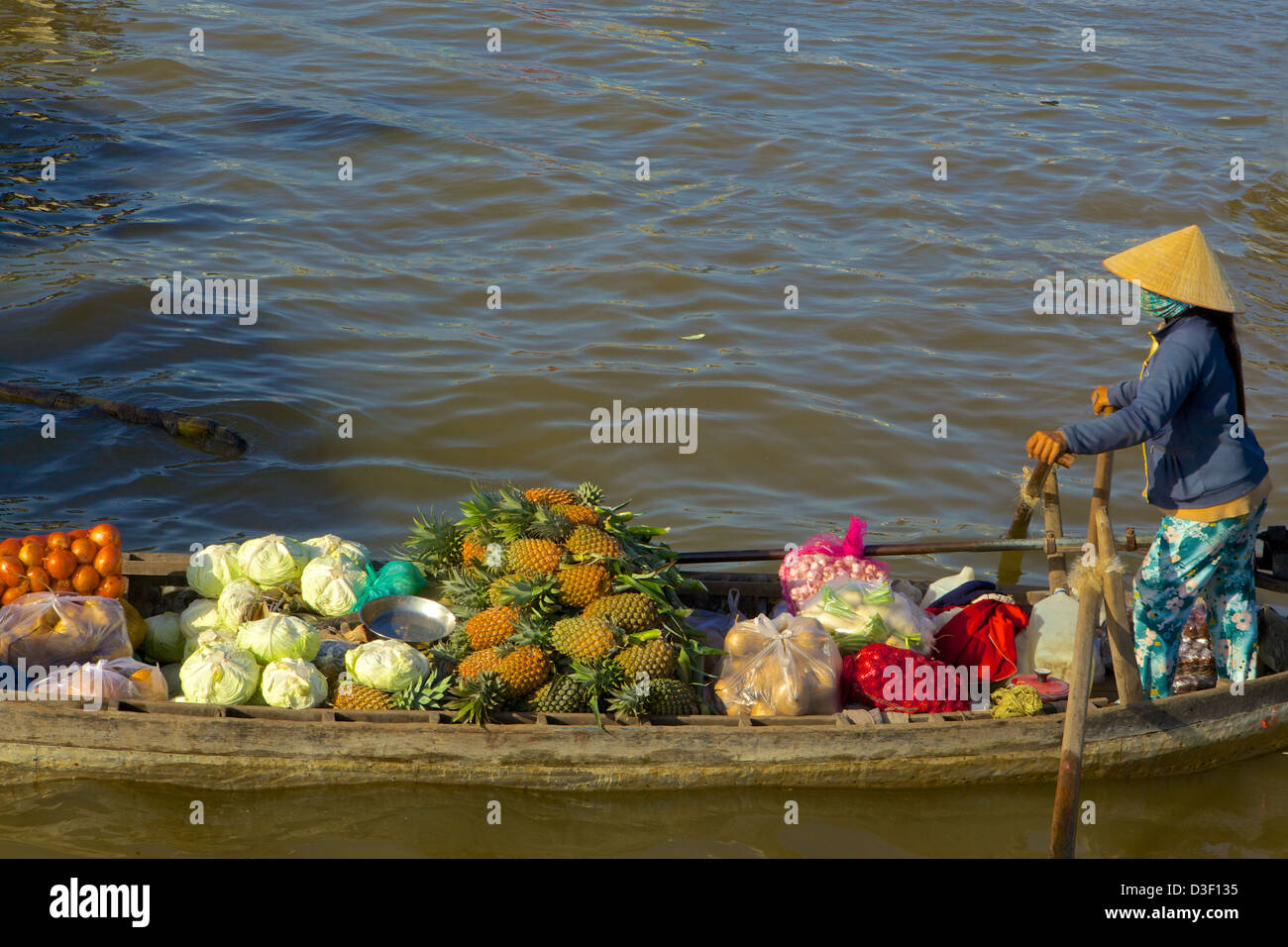 Frau auf dem schwimmenden Markt, Mekong-Delta, Vietnam zu verkaufen Stockfoto