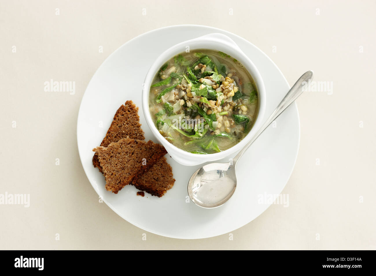 Mung Bohnen Spinat Suppe Schwarzbrot Stockfoto