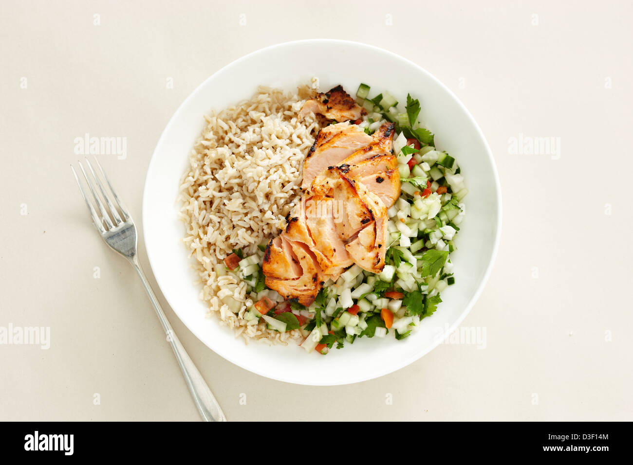 Lachs Fenchel Gurke Salat brauner Reis Stockfoto