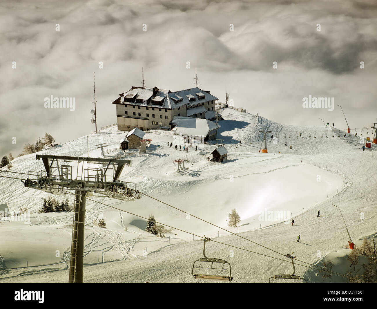 Malerische Aussicht auf ein modernes Skigebiet Krvavec in Slowenien genannt. Stockfoto