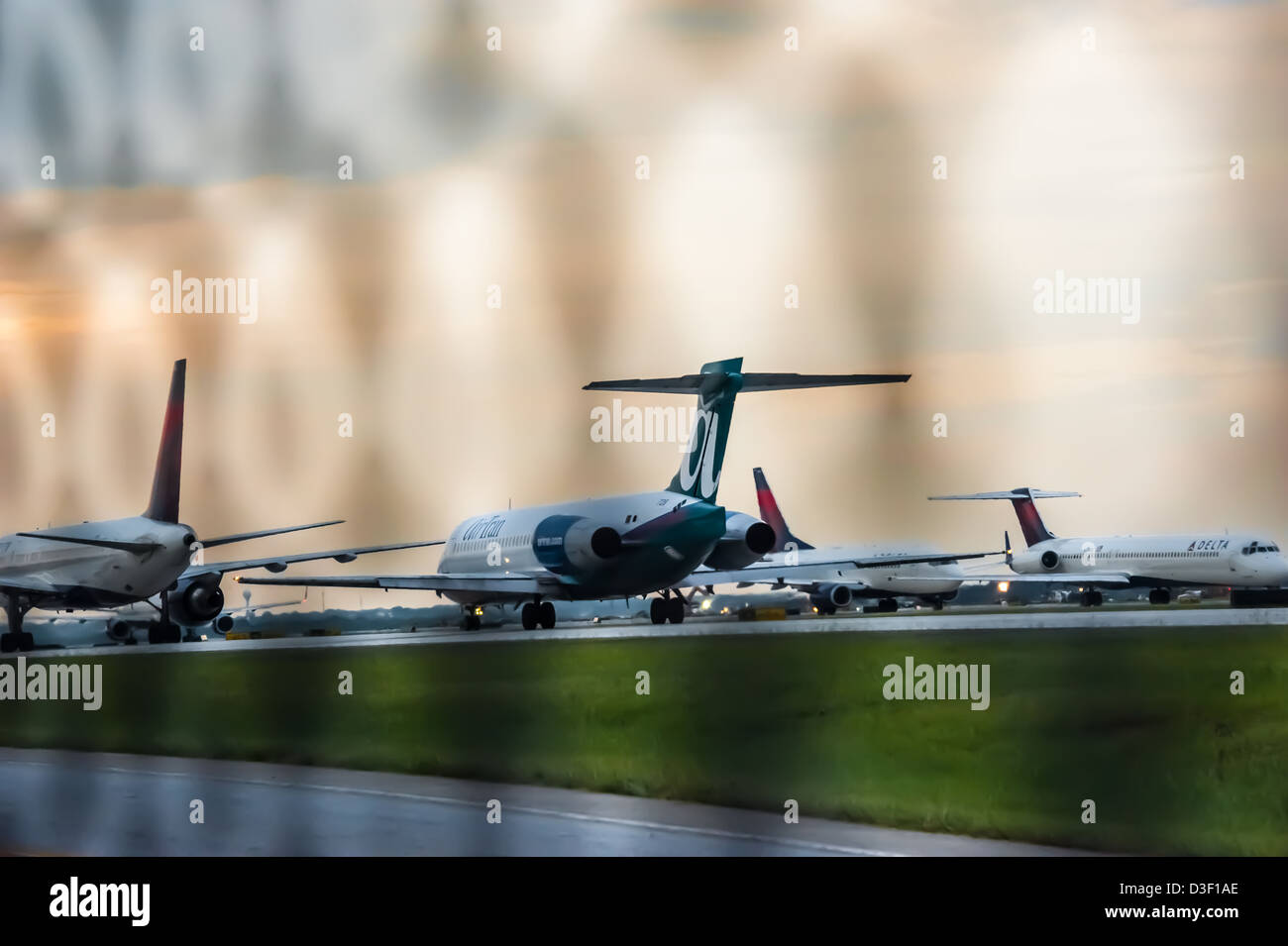 Düsen des Rollens bei Atlanta Hartsfield-Jackson International Airport (der weltweit verkehrsreichsten Flughafen) in der Dämmerung. Atlanta, Georgia. Stockfoto