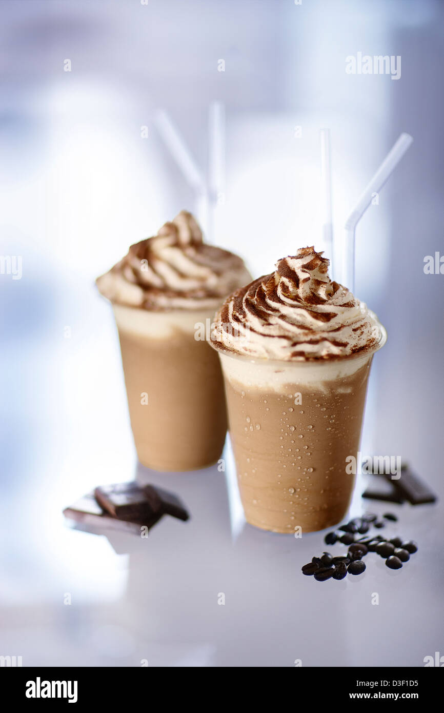 2 gekühlte Cappuccinos Schlagsahne Kakaopulver Stockfoto