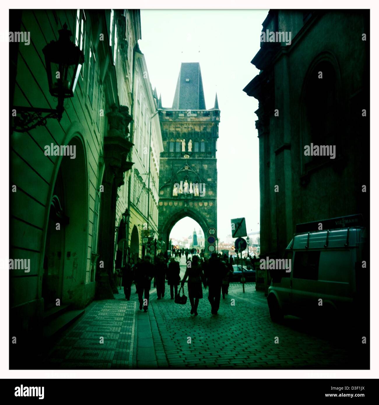 7. Februar 2013 - ist Prag, Tschechische Republik - Charles Bridge Gate, Prague.Prague, der Hauptstadt der Tschechischen Republik. Heimat einer Reihe von berühmten kulturelle Attraktionen wie Prager Burg, Karlsbrücke, Altstädter Ring, das jüdische Viertel, Lennon-Mauer und Pet? Ãn Hügel. Rund 5 Millionen Besucher pro Jahr gehen die umfangreiche historische Zentrum von Prag, die in die UNESCO-Liste des Weltkulturerbes, fotografiert mit dem Iphone app Hipstamatic, Prag, Tschechische Republik enthalten ist. (Kredit-Bild: © Veronika Lukasova/ZUMAPRESS.com) Stockfoto