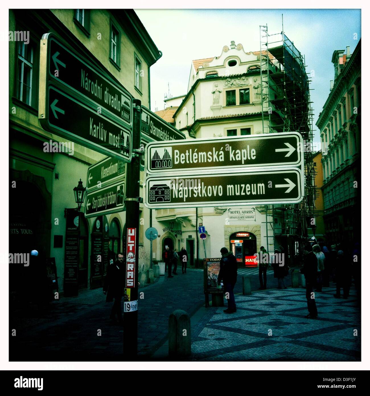 7. Februar 2013 - ist Prag, Tschechische Republik - Prag, die Hauptstadt der Tschechischen Republik. Heimat einer Reihe von berühmten kulturelle Attraktionen wie Prager Burg, Karlsbrücke, Altstädter Ring, das jüdische Viertel, Lennon-Mauer und Pet? Ãn Hügel. Rund 5 Millionen Besucher pro Jahr gehen die umfangreiche historische Zentrum von Prag, die in die UNESCO-Liste des Weltkulturerbes, fotografiert mit dem Iphone app Hipstamatic, Prag, Tschechische Republik enthalten ist. (Kredit-Bild: © Veronika Lukasova/ZUMAPRESS.com) Stockfoto