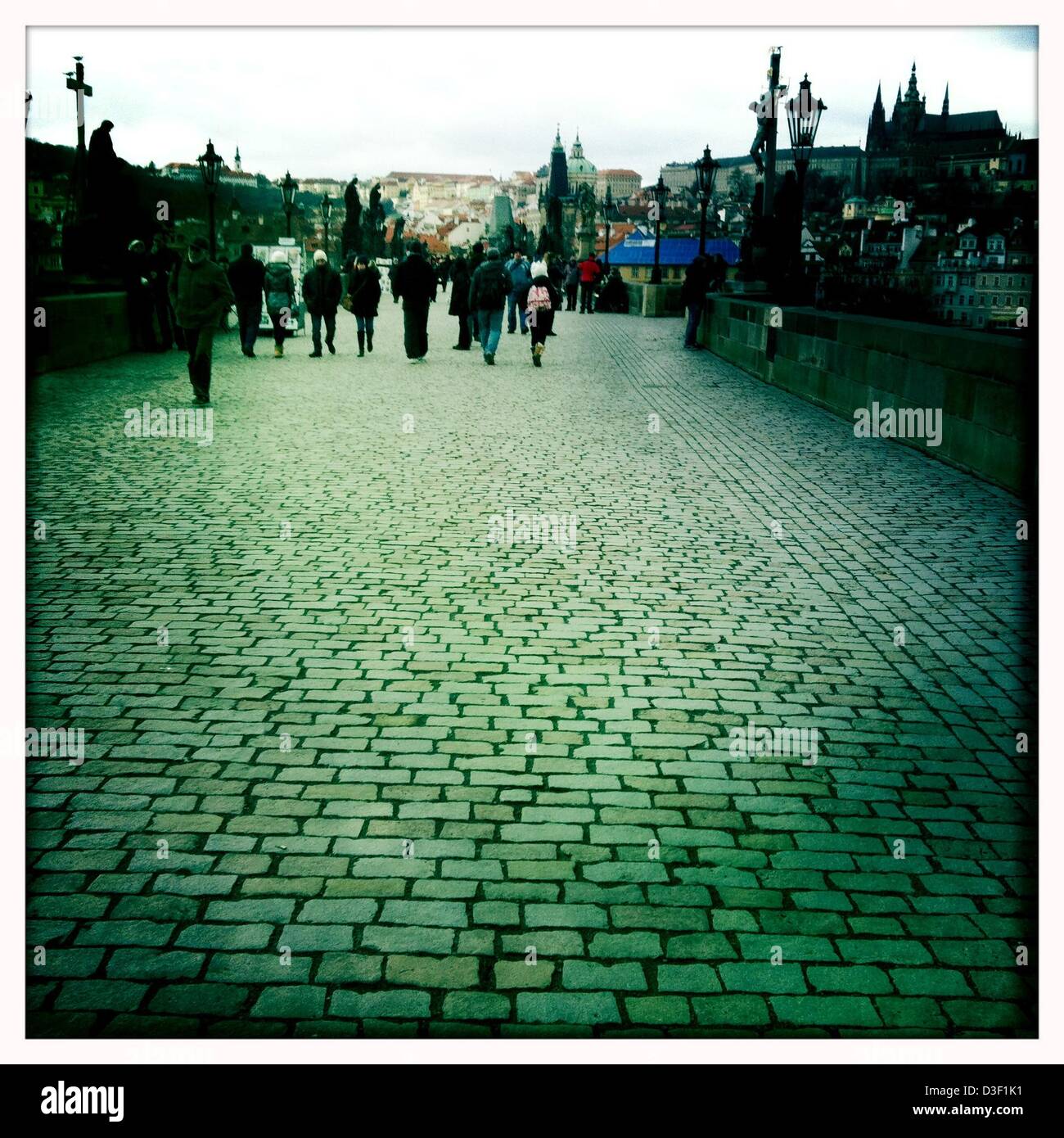 7. Februar 2013 - ist Prag, Tschechische Republik - Karlsbrücke, Prague.Prague, der Hauptstadt der Tschechischen Republik. Heimat einer Reihe von berühmten kulturelle Attraktionen wie Prager Burg, Karlsbrücke, Altstädter Ring, das jüdische Viertel, Lennon-Mauer und Pet? Ãn Hügel. Rund 5 Millionen Besucher pro Jahr gehen die umfangreiche historische Zentrum von Prag, die in die UNESCO-Liste des Weltkulturerbes, fotografiert mit dem Iphone app Hipstamatic, Prag, Tschechische Republik enthalten ist. (Kredit-Bild: © Veronika Lukasova/ZUMAPRESS.com) Stockfoto