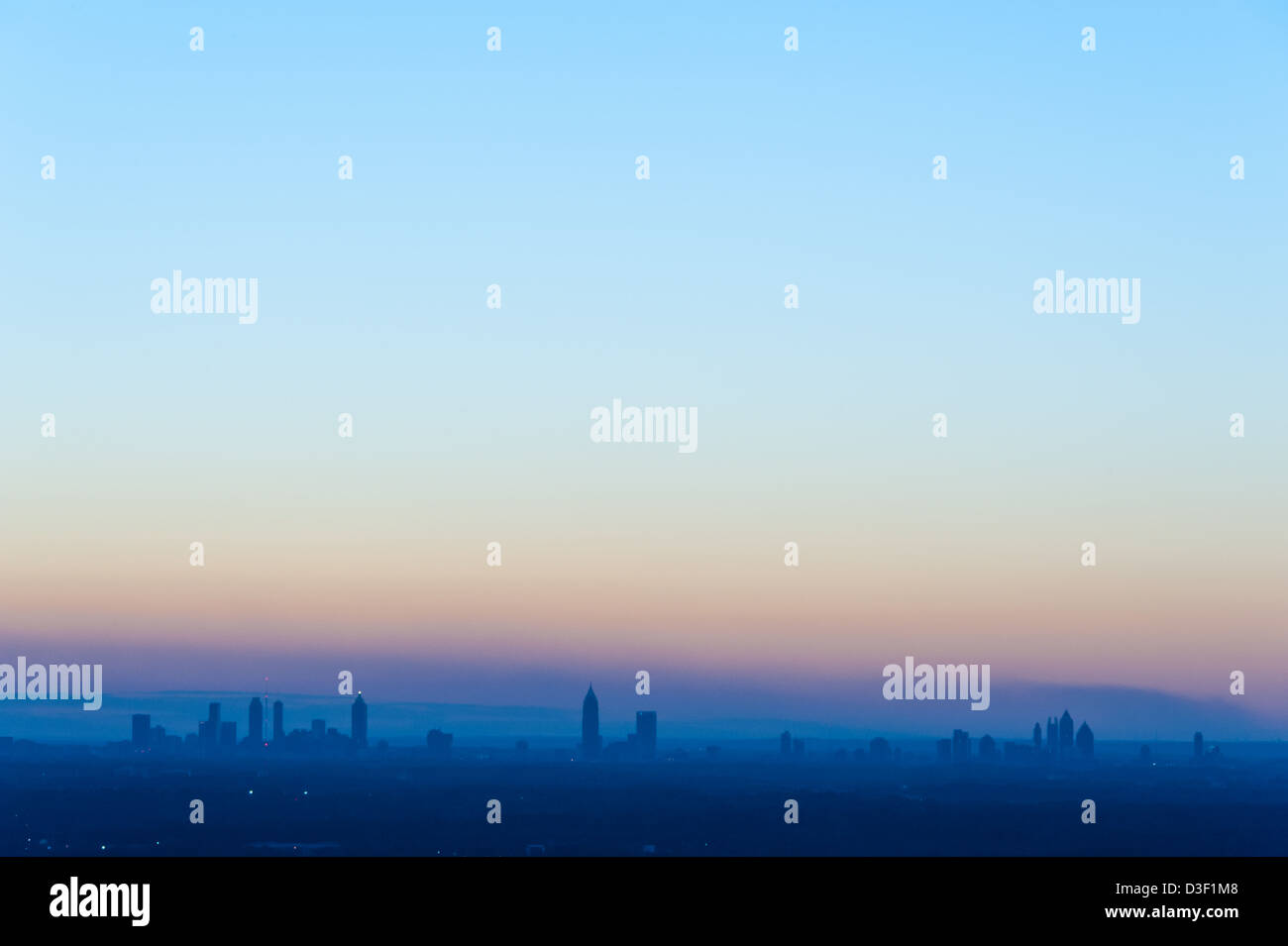 Skyline von Atlanta in die satten Farben der Dämmerung getaucht. Atlanta, Georgia, USA. (Negative Raum für Kopie) Stockfoto
