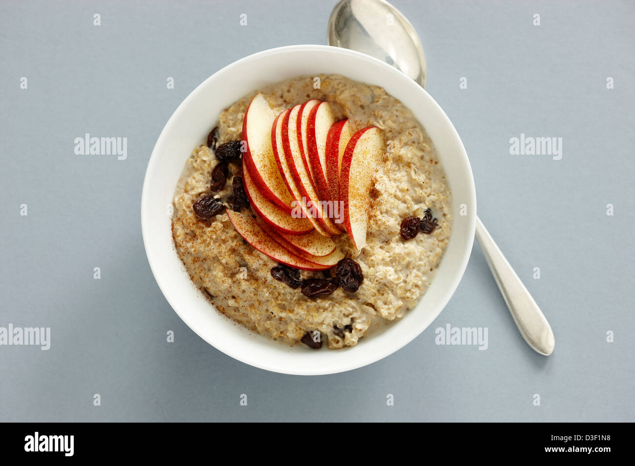 Brei Hafer Rosinen Zimt Reis Milch roter Apfel Stockfoto