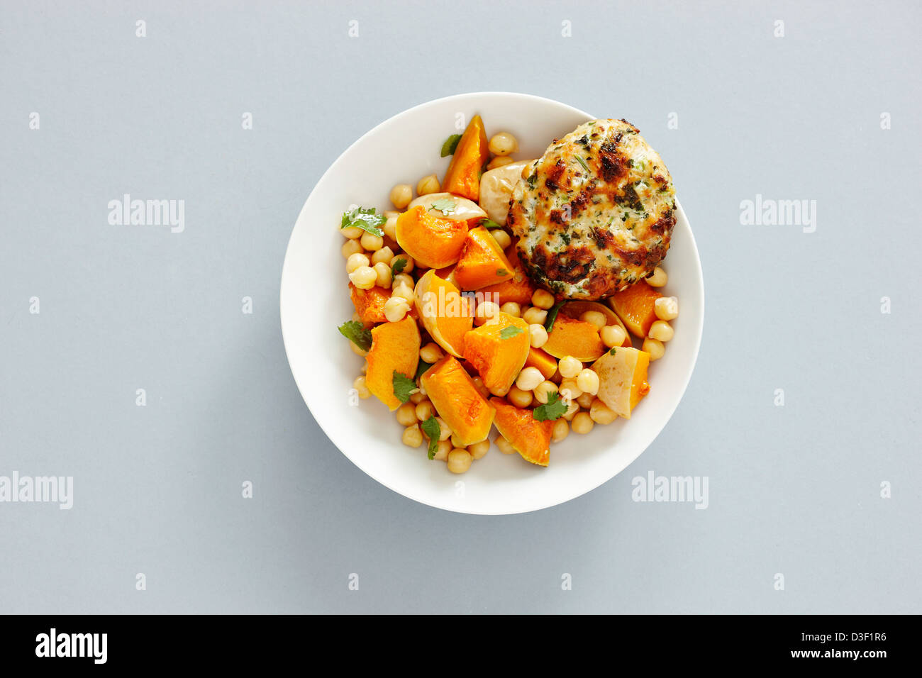 Lachs Fischfrikadellen Patty Butternut-Kürbis Kichererbsen Stockfoto