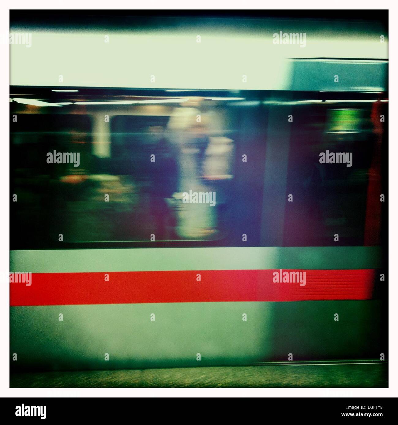 7. Februar 2013 - ist Prag, Tschechische Republik - Prag-Subway.Prague, die Hauptstadt der Tschechischen Republik. Heimat einer Reihe von berühmten kulturelle Attraktionen wie Prager Burg, Karlsbrücke, Altstädter Ring, das jüdische Viertel, Lennon-Mauer und Pet? Ãn Hügel. Rund 5 Millionen Besucher pro Jahr gehen die umfangreiche historische Zentrum von Prag, die in die UNESCO-Liste des Weltkulturerbes, fotografiert mit dem Iphone app Hipstamatic, Prag, Tschechische Republik enthalten ist. (Kredit-Bild: © Veronika Lukasova/ZUMAPRESS.com) Stockfoto