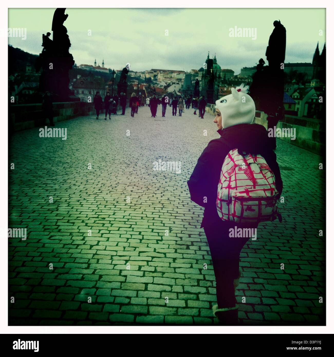 7. Februar 2013 - ist Prag, Tschechische Republik - Karlsbrücke, Prague.Prague, der Hauptstadt der Tschechischen Republik. Heimat einer Reihe von berühmten kulturelle Attraktionen wie Prager Burg, Karlsbrücke, Altstädter Ring, das jüdische Viertel, Lennon-Mauer und Pet? Ãn Hügel. Rund 5 Millionen Besucher pro Jahr gehen die umfangreiche historische Zentrum von Prag, die in die UNESCO-Liste des Weltkulturerbes, fotografiert mit dem Iphone app Hipstamatic, Prag, Tschechische Republik enthalten ist. (Kredit-Bild: © Veronika Lukasova/ZUMAPRESS.com) Stockfoto