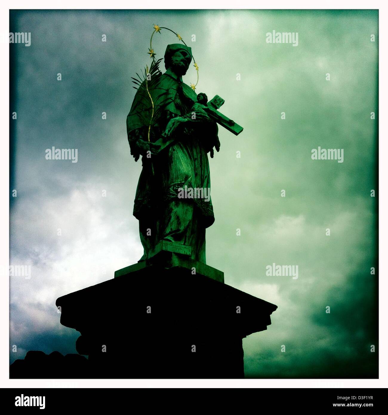 7. Februar 2013 - Prag, Tschechische Republik - Jan Nepomucky-Statue auf der Karlsbrücke, Prague.Prague, der Hauptstadt der Tschechischen Republik ist. Heimat einer Reihe von berühmten kulturelle Attraktionen wie Prager Burg, Karlsbrücke, Altstädter Ring, das jüdische Viertel, Lennon-Mauer und Pet? Ãn Hügel. Rund 5 Millionen Besucher pro Jahr gehen die umfangreiche historische Zentrum von Prag, die in die UNESCO-Liste des Weltkulturerbes, fotografiert mit dem Iphone app Hipstamatic, Prag, Tschechische Republik enthalten ist. (Kredit-Bild: © Veronika Lukasova/ZUMAPRESS.com) Stockfoto