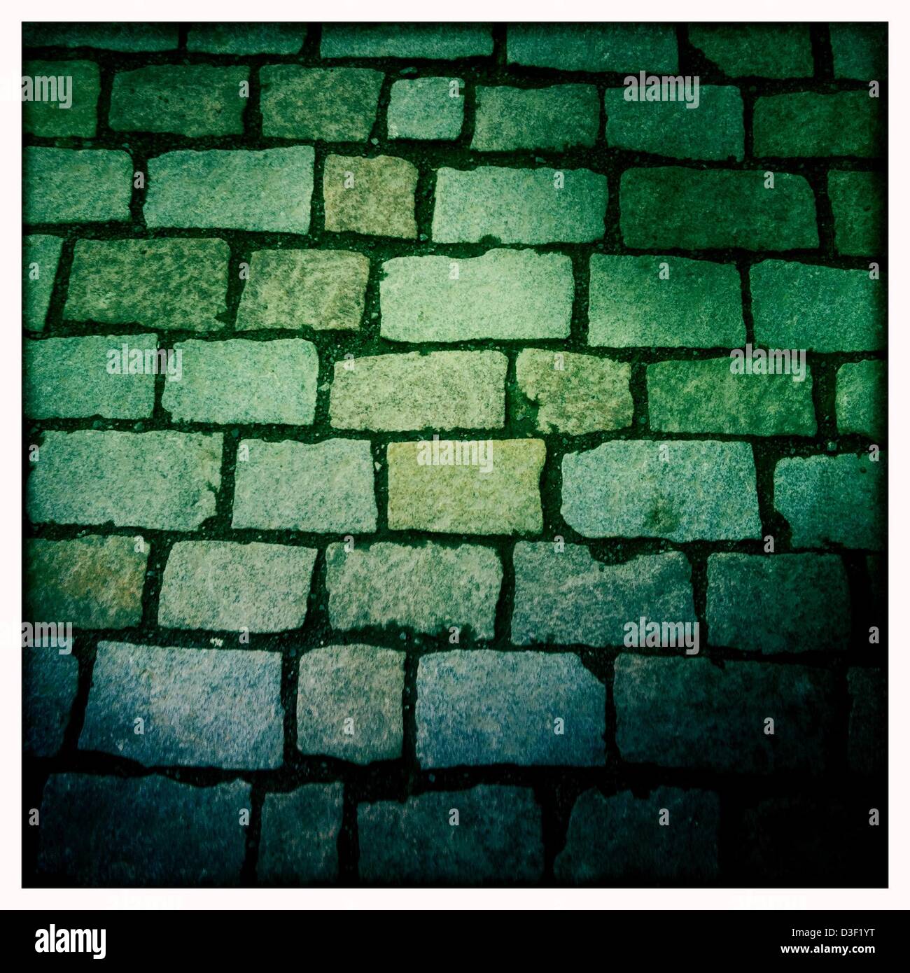 7. Februar 2013 - Prag, Tschechische Republik - Karlsbrücke Kopfsteinpflaster, Prague.Prague, der Hauptstadt der Tschechischen Republik ist. Heimat einer Reihe von berühmten kulturelle Attraktionen wie Prager Burg, Karlsbrücke, Altstädter Ring, das jüdische Viertel, Lennon-Mauer und Pet? Ãn Hügel. Rund 5 Millionen Besucher pro Jahr gehen die umfangreiche historische Zentrum von Prag, die in die UNESCO-Liste des Weltkulturerbes, fotografiert mit dem Iphone app Hipstamatic, Prag, Tschechische Republik enthalten ist. (Kredit-Bild: © Veronika Lukasova/ZUMAPRESS.com) Stockfoto