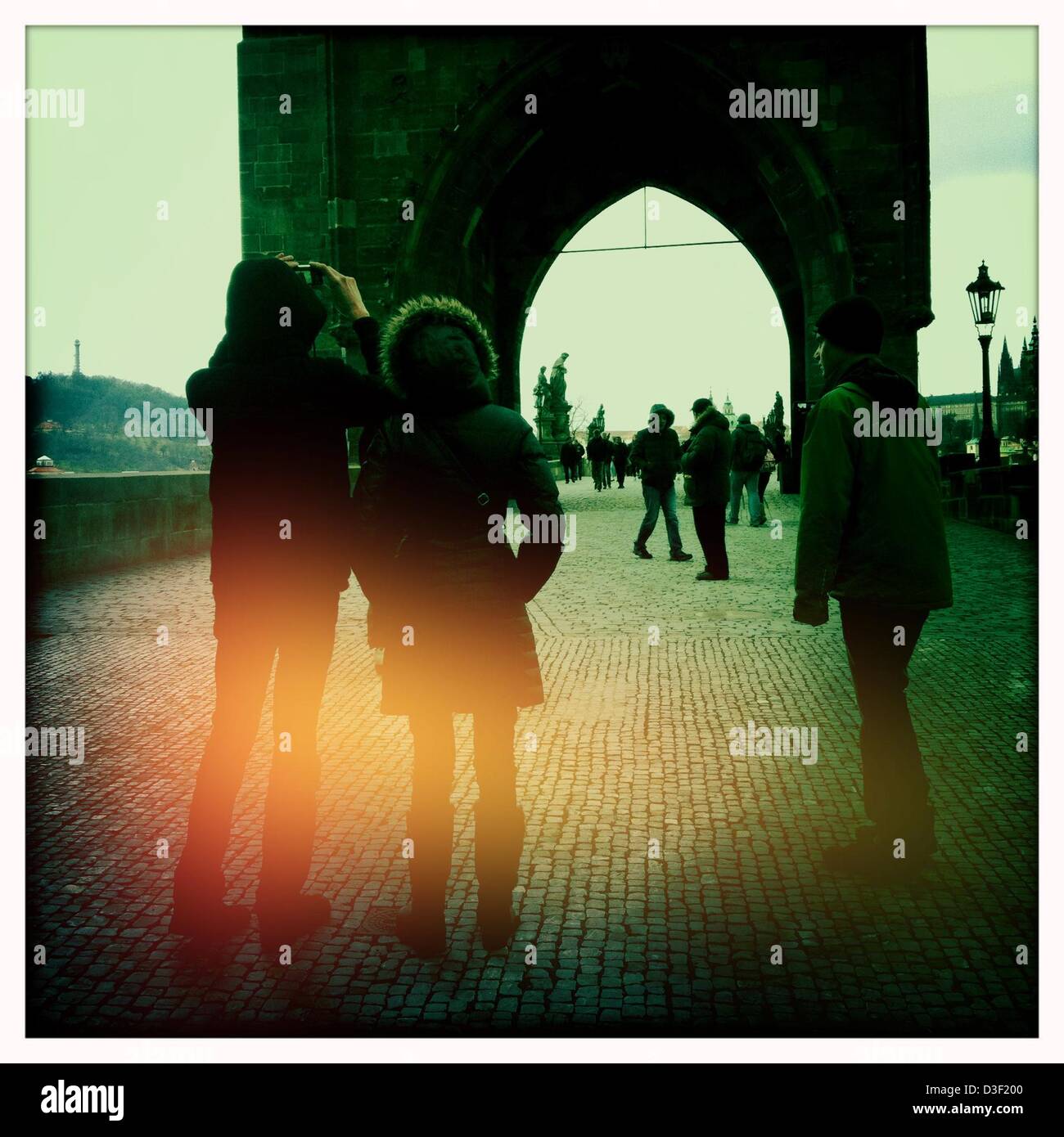 7. Februar 2013 - ist Prag, Tschechische Republik - Charles Bridge Gate, Prague.Prague, der Hauptstadt der Tschechischen Republik. Heimat einer Reihe von berühmten kulturelle Attraktionen wie Prager Burg, Karlsbrücke, Altstädter Ring, das jüdische Viertel, Lennon-Mauer und Pet? Ãn Hügel. Rund 5 Millionen Besucher pro Jahr gehen die umfangreiche historische Zentrum von Prag, die in die UNESCO-Liste des Weltkulturerbes, fotografiert mit dem Iphone app Hipstamatic, Prag, Tschechische Republik enthalten ist. (Kredit-Bild: © Veronika Lukasova/ZUMAPRESS.com) Stockfoto