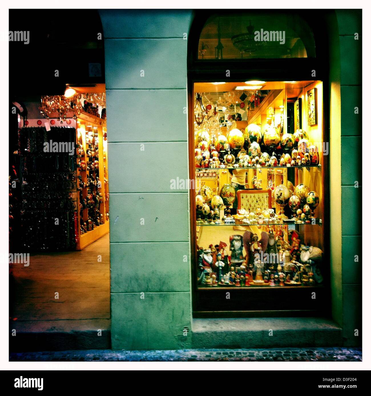 7. Februar 2013 ist - Prag, Tschechische Republik - russische Souvenir-Shop, Prague.Prague, der Hauptstadt der Tschechischen Republik. Heimat einer Reihe von berühmten kulturelle Attraktionen wie Prager Burg, Karlsbrücke, Altstädter Ring, das jüdische Viertel, Lennon-Mauer und Pet? Ãn Hügel. Rund 5 Millionen Besucher pro Jahr gehen die umfangreiche historische Zentrum von Prag, die in die UNESCO-Liste des Weltkulturerbes, fotografiert mit dem Iphone app Hipstamatic, Prag, Tschechische Republik enthalten ist. (Kredit-Bild: © Veronika Lukasova/ZUMAPRESS.com) Stockfoto