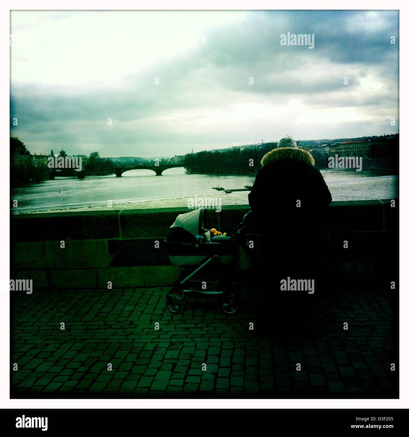 7. Februar 2013 - ist Prag, Tschechische Republik - Karlsbrücke, Prague.Prague, der Hauptstadt der Tschechischen Republik. Heimat einer Reihe von berühmten kulturelle Attraktionen wie Prager Burg, Karlsbrücke, Altstädter Ring, das jüdische Viertel, Lennon-Mauer und Pet? Ãn Hügel. Rund 5 Millionen Besucher pro Jahr gehen die umfangreiche historische Zentrum von Prag, die in die UNESCO-Liste des Weltkulturerbes, fotografiert mit dem Iphone app Hipstamatic, Prag, Tschechische Republik enthalten ist. (Kredit-Bild: © Veronika Lukasova/ZUMAPRESS.com) Stockfoto