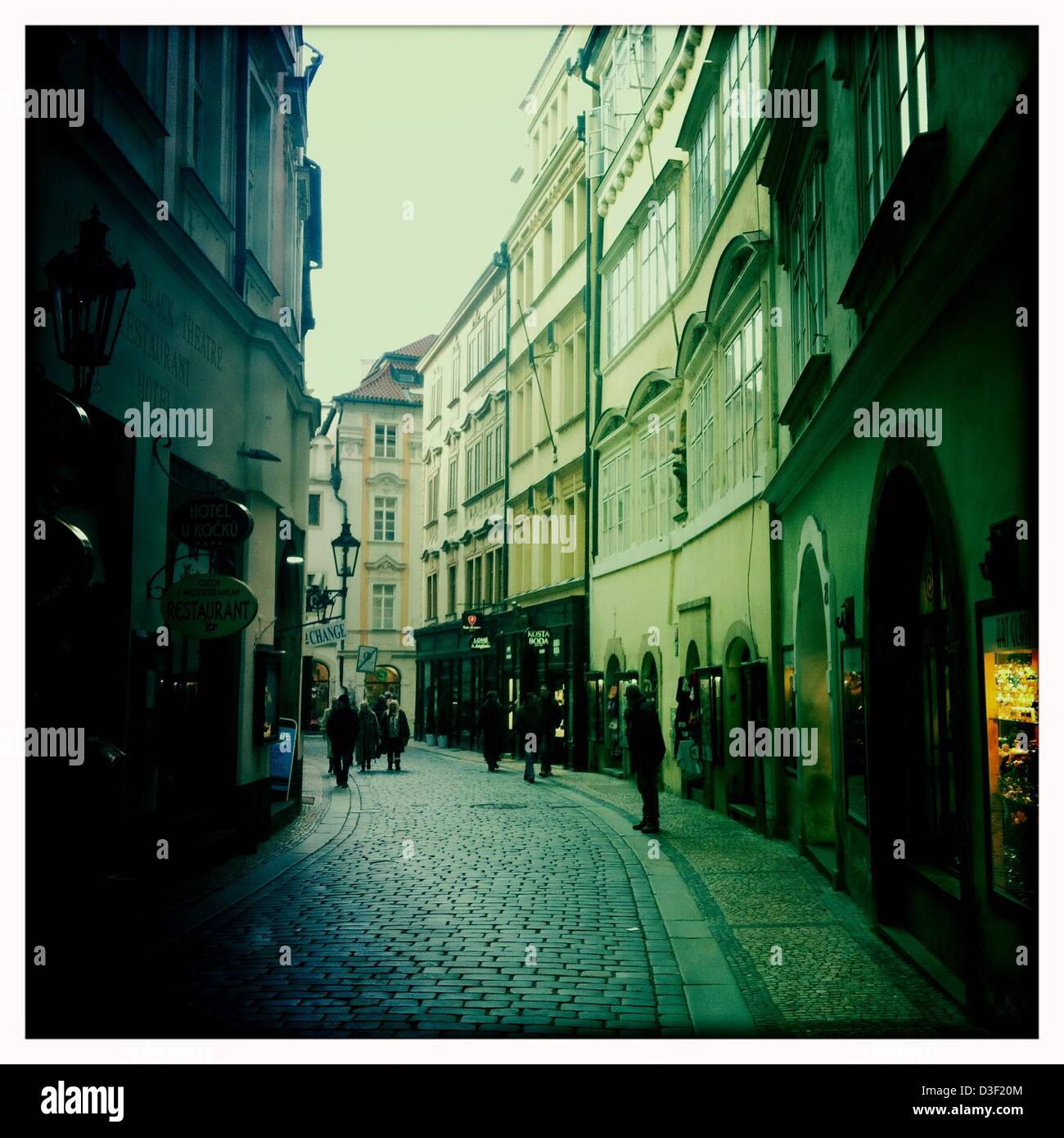 7. Februar 2013 - ist Prag, Tschechische Republik - Prag, die Hauptstadt der Tschechischen Republik. Heimat einer Reihe von berühmten kulturelle Attraktionen wie Prager Burg, Karlsbrücke, Altstädter Ring, das jüdische Viertel, Lennon-Mauer und Pet? Ãn Hügel. Rund 5 Millionen Besucher pro Jahr gehen die umfangreiche historische Zentrum von Prag, die in die UNESCO-Liste des Weltkulturerbes, fotografiert mit dem Iphone app Hipstamatic, Prag, Tschechische Republik enthalten ist. (Kredit-Bild: © Veronika Lukasova/ZUMAPRESS.com) Stockfoto