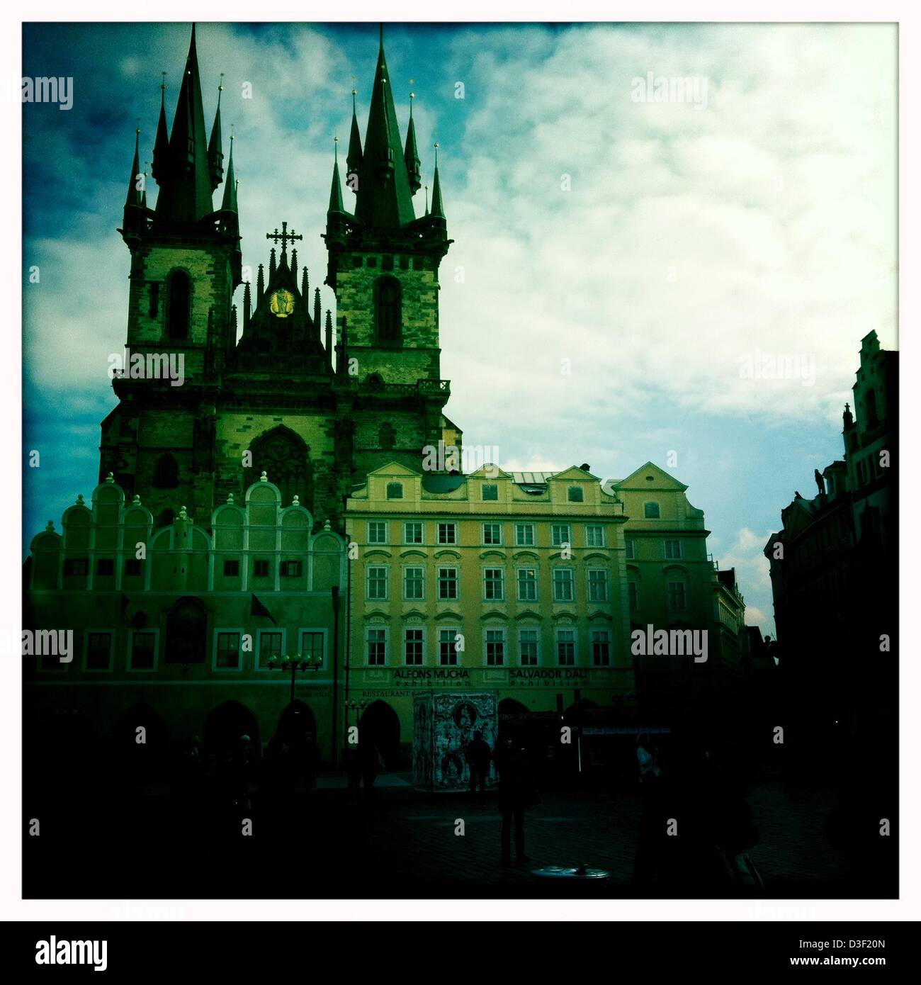 7. Februar 2013 - ist Prag, Tschechische Republik - die Teynkirche, Prag, gesehen vom alten Stadt Square.Prague, die Hauptstadt der Tschechischen Republik. Heimat einer Reihe von berühmten kulturelle Attraktionen wie Prager Burg, Karlsbrücke, Altstädter Ring, das jüdische Viertel, Lennon-Mauer und Pet? Ãn Hügel. Rund 5 Millionen Besucher pro Jahr gehen die umfangreiche historische Zentrum von Prag, die in die UNESCO-Liste des Weltkulturerbes, fotografiert mit dem Iphone app Hipstamatic, Prag, Tschechische Republik enthalten ist. (Kredit-Bild: © Veronika Lukasova/ZUMAPRESS.com) Stockfoto