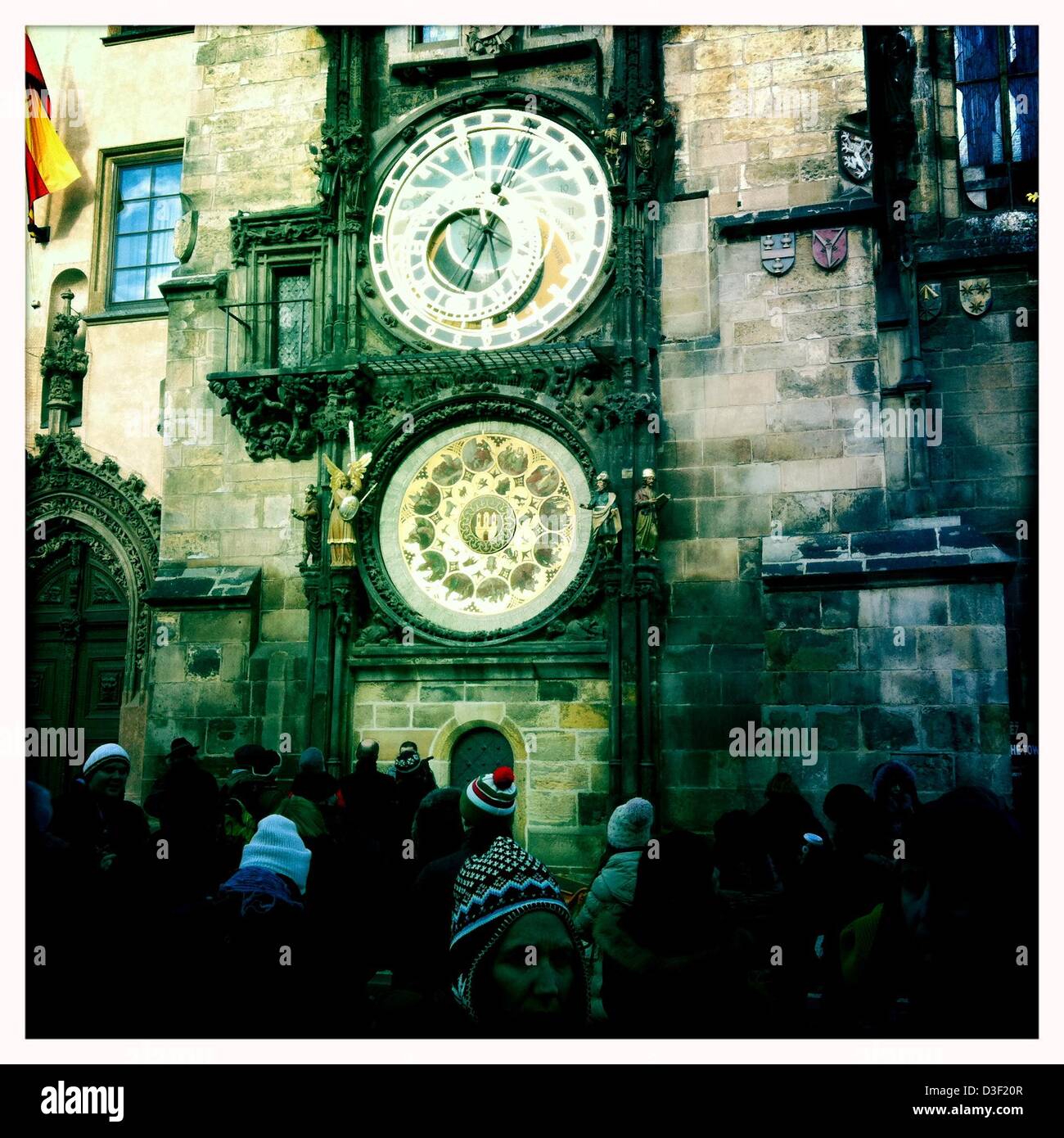7. Februar 2013 - ist Prag, Tschechische Republik - '' Orloj'', astronomische Clock.Prague Prag, die Hauptstadt der Tschechischen Republik. Heimat einer Reihe von berühmten kulturelle Attraktionen wie Prager Burg, Karlsbrücke, Altstädter Ring, das jüdische Viertel, Lennon-Mauer und Pet? Ãn Hügel. Rund 5 Millionen Besucher pro Jahr gehen die umfangreiche historische Zentrum von Prag, die in die UNESCO-Liste des Weltkulturerbes, fotografiert mit dem Iphone app Hipstamatic, Prag, Tschechische Republik enthalten ist. (Kredit-Bild: © Veronika Lukasova/ZUMAPRESS.com) Stockfoto