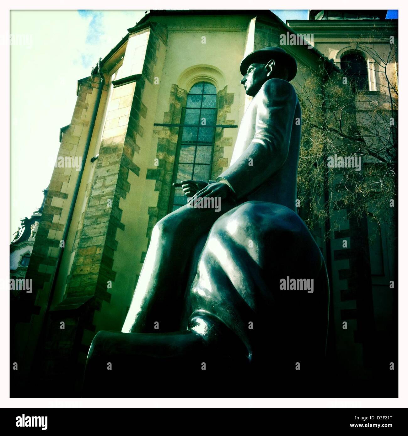 7. Februar 2013 - ist Prag, Tschechische Republik - Bronze-Statue von Franz Kafka von Jaroslav Rona in der Nähe der spanischen Synagoge, Prague.Prague, der Hauptstadt der Tschechischen Republik. Heimat einer Reihe von berühmten kulturelle Attraktionen wie Prager Burg, Karlsbrücke, Altstädter Ring, das jüdische Viertel, Lennon-Mauer und Pet? Ãn Hügel. Rund 5 Millionen Besucher pro Jahr gehen die umfangreiche historische Zentrum von Prag, die in die UNESCO-Liste des Weltkulturerbes, fotografiert mit dem Iphone app Hipstamatic, Prag, Tschechische Republik enthalten ist. (Kredit-Bild: © Veronika Lukasova/ZUMAPRESS.com) Stockfoto