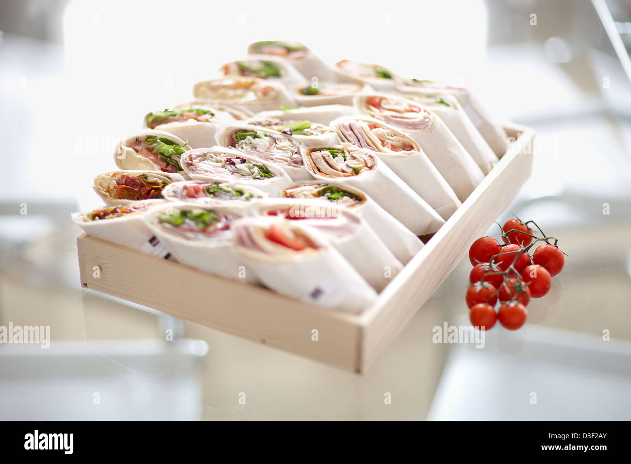 Große Box mit Sandwich Wraps Auswahl Arbeits Mittagessen Stockfoto