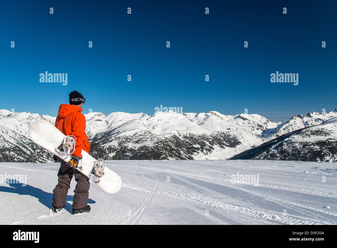 Kaukasische Snowboarder wacht das Panorama über die Pyrenäen, El Tarter, Grandvalira, Andorra Stockfoto