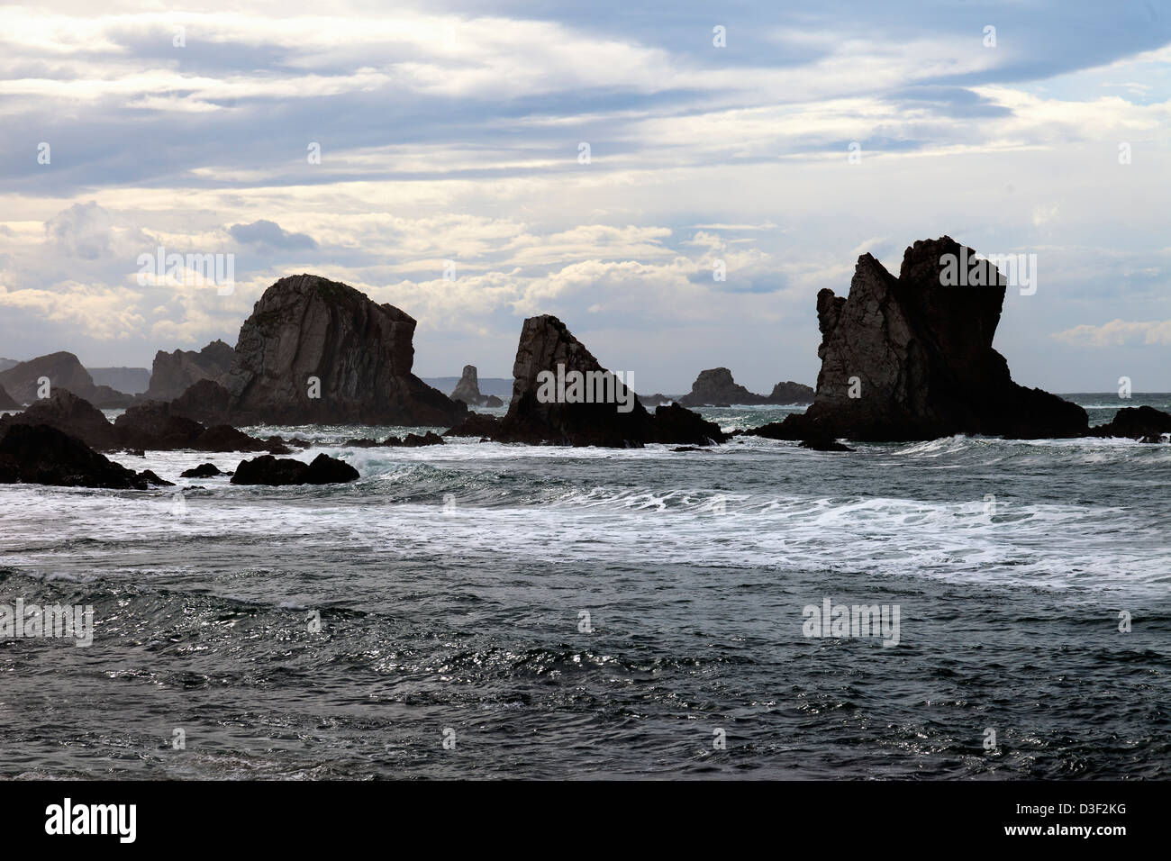 Küste Asturiens. Wilder Strand von El Silencio. Stockfoto